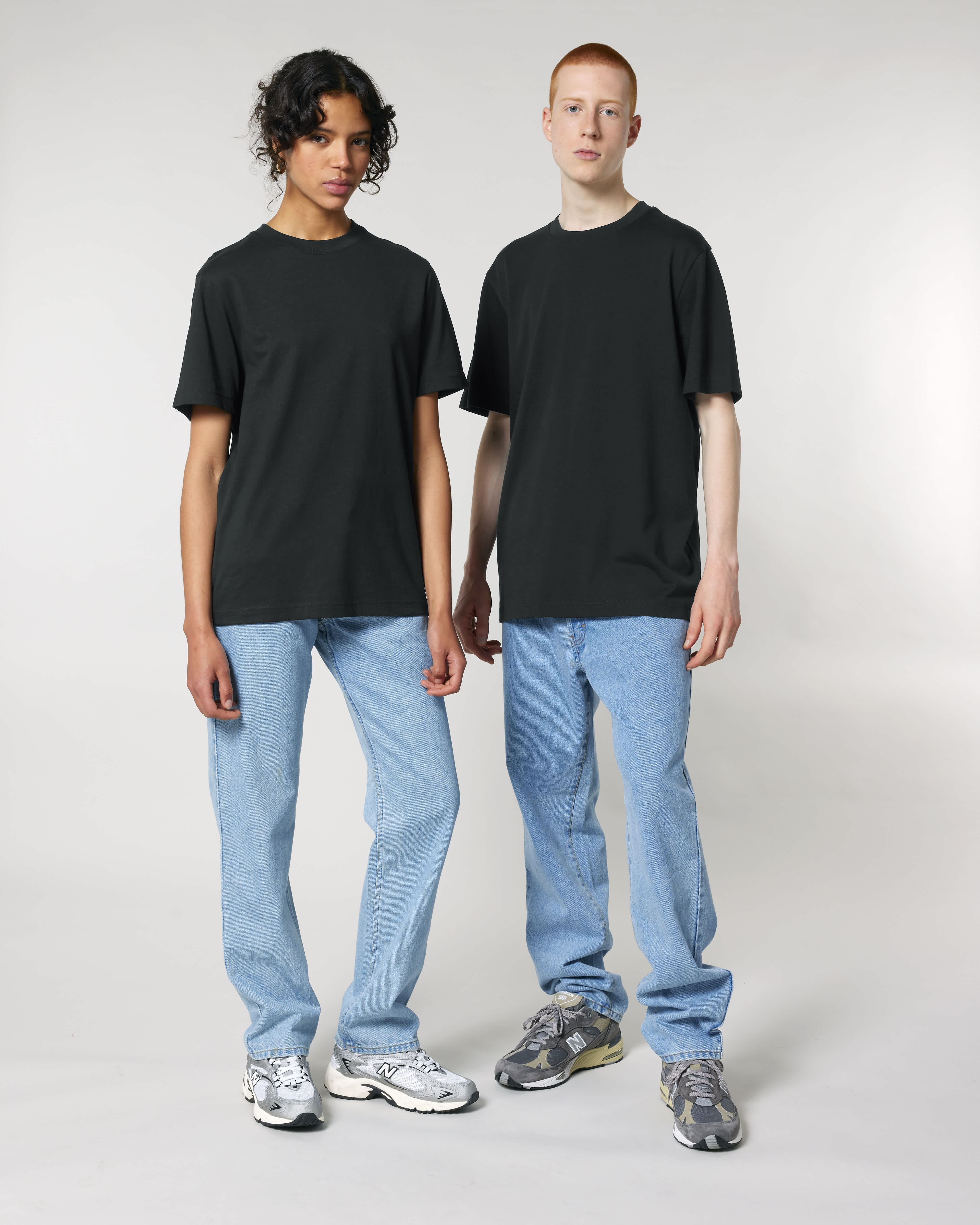 T-SHIRT - ZWART