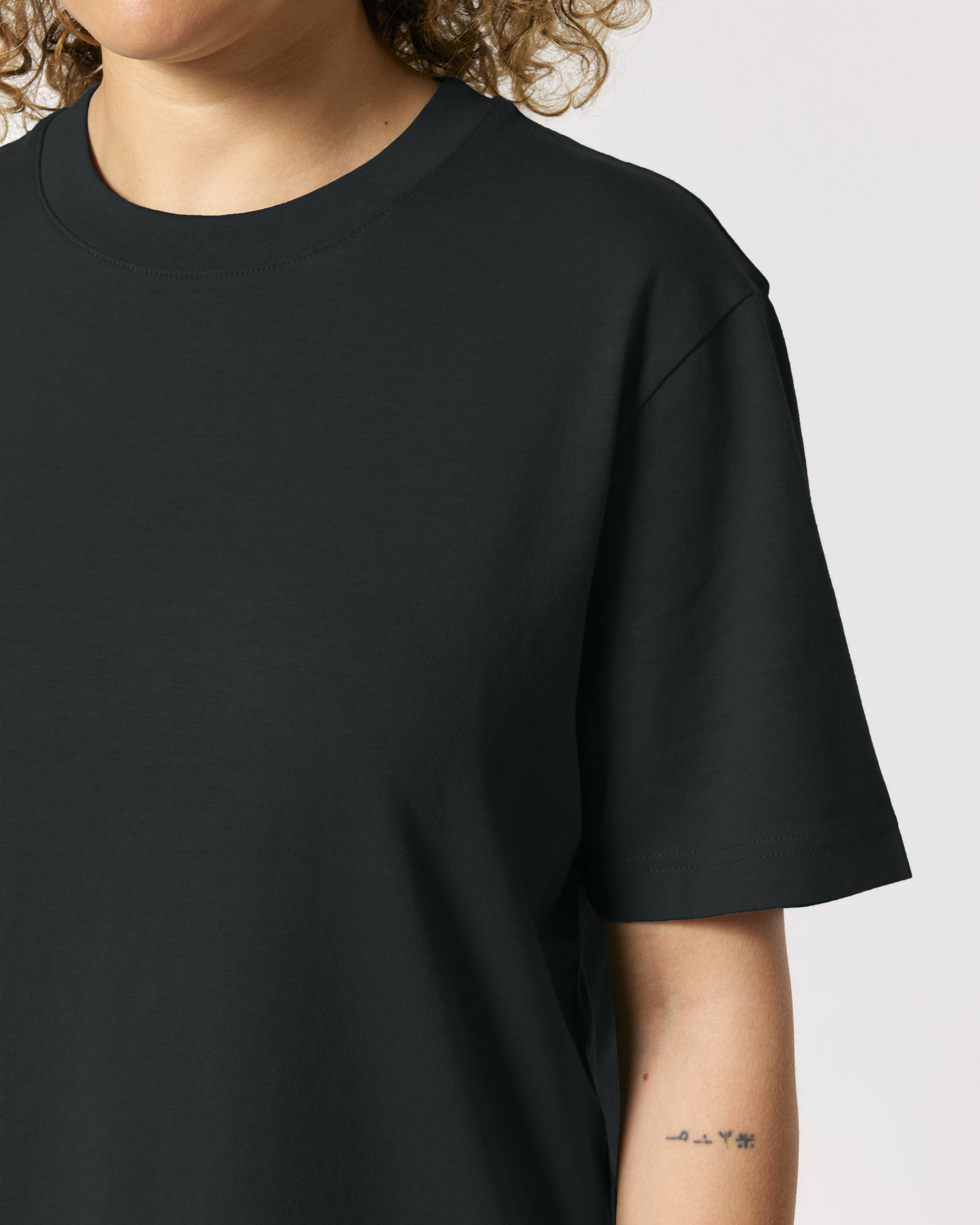 T-SHIRT - ZWART