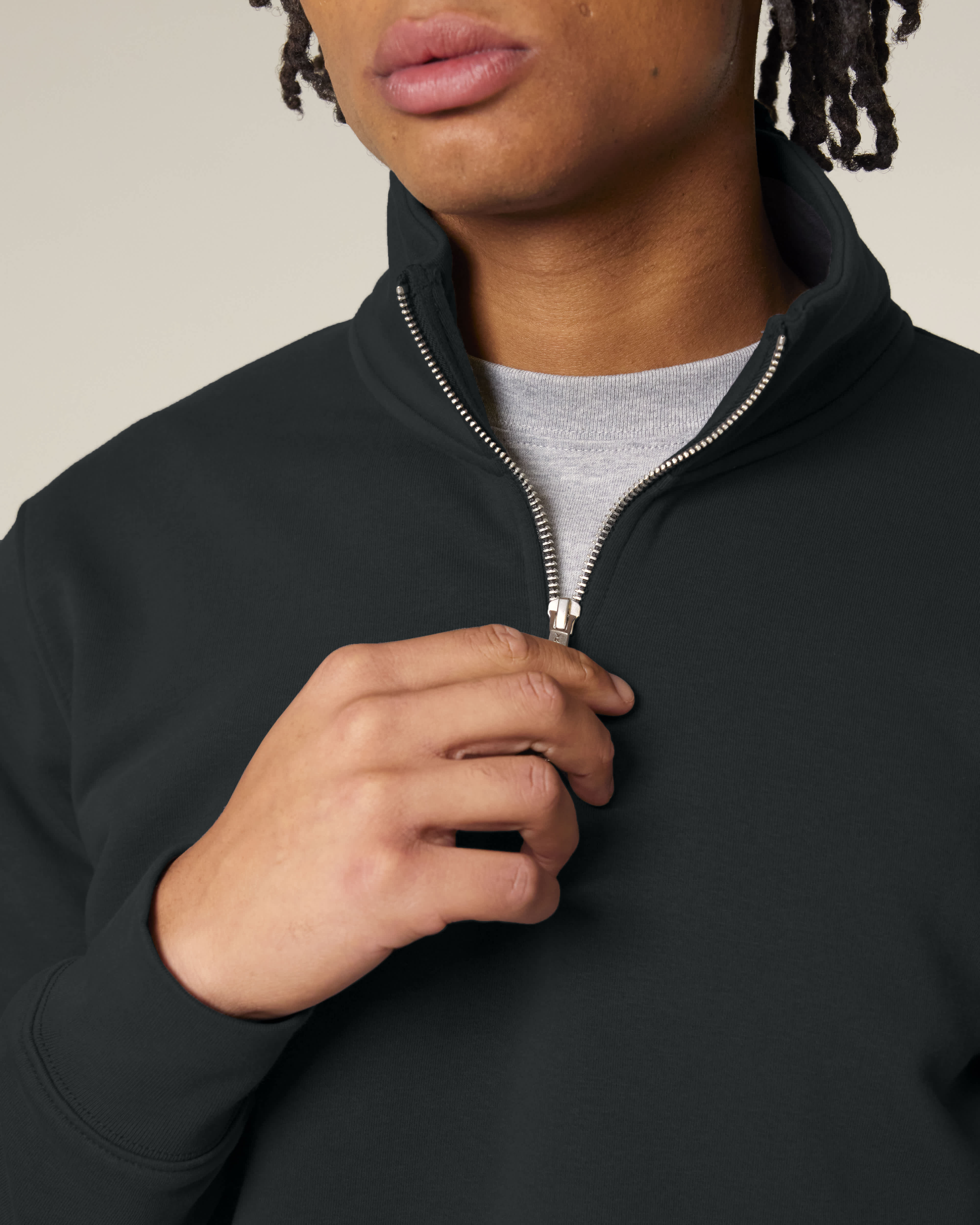 ZIP SWEATER - ZWART